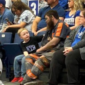 Michael McGuire, a hardworking coal miner, didn’t let a shift covered in dirt stop him from sharing a special basketball game with his son at the University of Kentucky’s Rupp Arena. The heartwarming scene was captured in a viral photo that struck a chord with none other than University of Kentucky Men’s Basketball Coach John